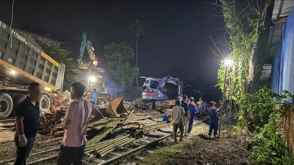 Xuyên đêm khắc phục sự cố tuyến đường sắt ở Trung Giã